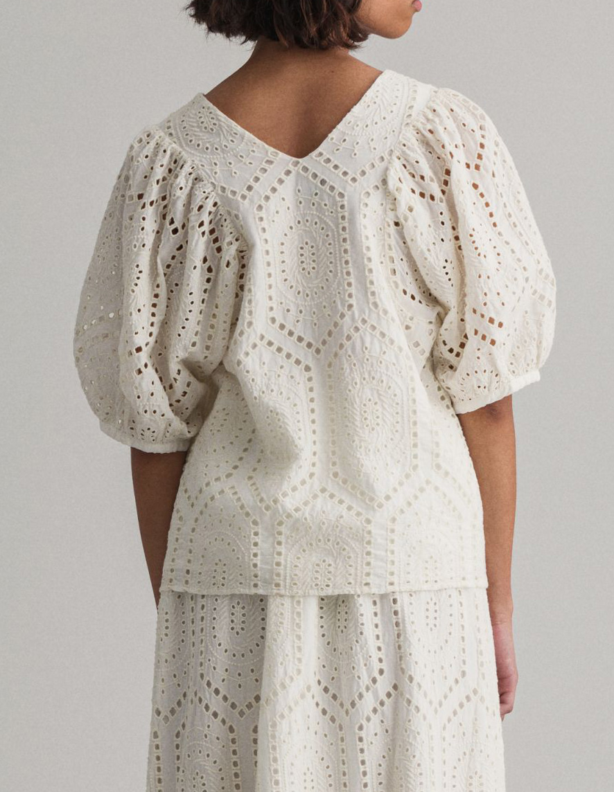GANT WOMAN "BRODERIE TOP" 100% COTTON ΜΕ V ΜΠΡΟΣΤΑ Κ ΠΙΣΩ, PUFF ΜΑΝΙΚΙΑ, RELAXED FIT